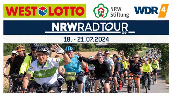 Teilnehmer der letzten NRWRadtour winken in die Kamera während sie Rad fahren. NRWRadtour 18. bis 21.07.2024.